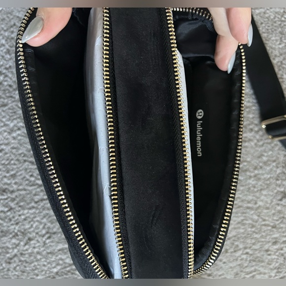 NWT Lululemon Crossbody Camera Bag 2L Black Velour - Picture 3 of 5